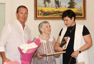 Жительницу поселка Новолотошино поздравили с юбилеем