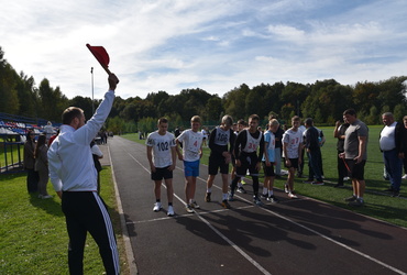 Легкоатлетический кросс «Золотая осень» среди школьников прошёл в минувшую субботу, 13 сентября, на центральном лотошинском стадионе