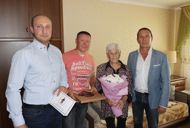 Жительницу деревни Савостино поздравили с юбилеем