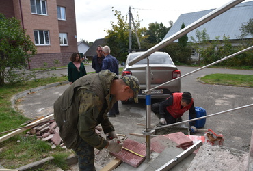 Сотрудники Лотошинского ЖКХ починили крыльцо в доме 23 на Школьной улице по обращению жительницы округа на портал «Добродел»