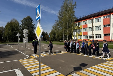 Сотрудники Госавтоинспекции проводят практические занятия по ПДД для детей в автогородках