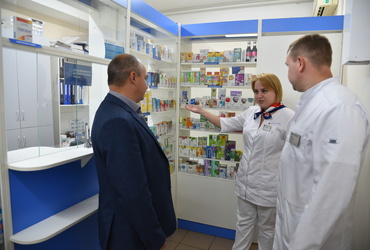 Александр Шагиев проверил работу аптечного пункта в Лотошинской больнице