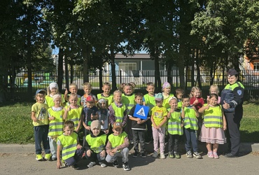 Сотрудники Госавтоинспекции Лотошино провели обучающую прогулку для воспитанников детского сада