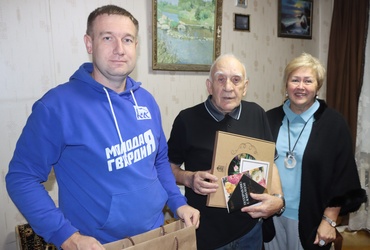 Жителя поселка Кировский поздравили с юбилеем