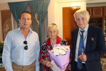 Жительницу поселка Новолотошино поздравили с юбилеем