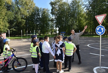 Практические занятия по ПДД для детей прошло в ЛСОШ № 1