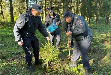 Сотрудники ОМВД России «Лотошинский» приняли участие в акции «Лес Победы»