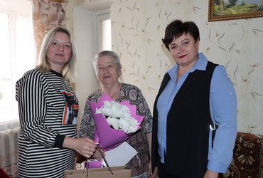 Жительницу поселка Лотошино поздравили с юбилеем
