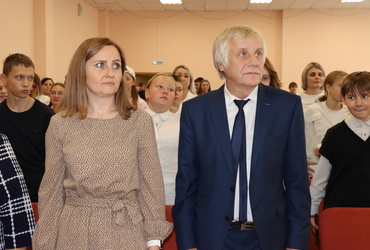 В преддверии дня учителя в МОУ «ЛСОШ № 2» состоялся праздничный концерт