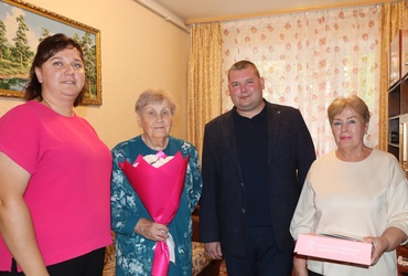 С юбилеем поздравили жительницу поселка Лотошино