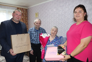 Жительницу поселка Большая Сестра поздравили с юбилеем