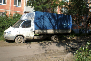 Парковка во дворе многоквартирного жилого дома