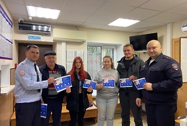 Сотрудники Госавтоинспекции ОМВД России «Лотошинский» провели акцию «Госуслуги – это просто!»