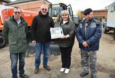 Екатерина Долгасова передала коммунальщикам ключи от нового экскаватора‑погрузчика