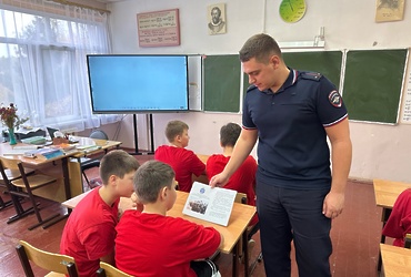 Сотрудник полиции ОМВД России «Лотошинский» рассказали школьникам об обучении в профильном вузе МВД России
