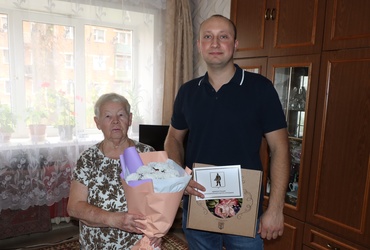 Жительницу поселка Лотошино поздравили с юбилеем