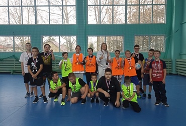 В спортивном зале МОУ «Ошейкинская СОШ» завершился увлекательный турнир по мини‑футболу, приуроченный ко Дню тренера