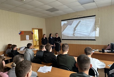 Сотрудники полиции ОМВД России «Лотошинский» и общественница провели акцию «Скажем терроризму и экстремизму «НЕТ!» для студентов местного колледжа