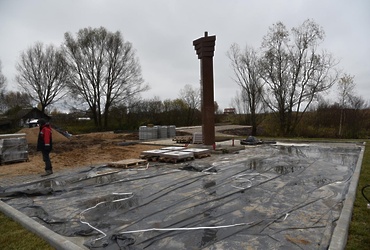 Продолжается благоустройство памятной стелы в деревне Калицино