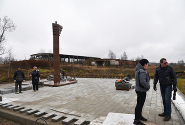 В Калицине рабочие завершают работы по строительству стелы «Населённый пункт воинской доблести»