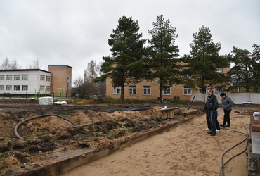 Вячеслав Попов проверил работы по благоустройству общественного пространства в поселке Кировский