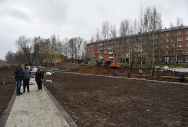 Заместитель главы округа Вячеслав Попов посетил работы по благоустройству Красного ручья в посёлке Лотошино