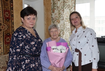 Жительницу поселка Лотошино поздравили с юбилеем