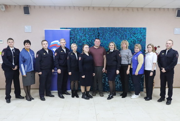 Подарки ко Дню сотрудника ОВД вручили лотошинским полицейским