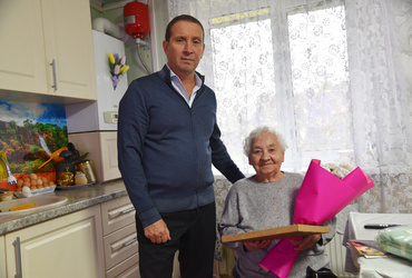Председатель Совета депутатов округа Алексей Куликов поздравил с 85‑летием жительницу села Корневское