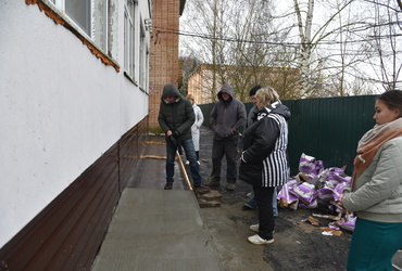 В лотошинском Доме детского творчества делают отмостку и водостоки