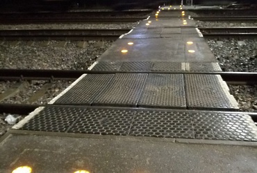 Впервые в Подмосковье на пешеходном переходе через железную дорогу появилась специальная подсветка