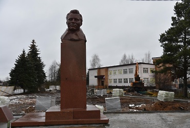 Рабочие кладут плитку на пешеходные дорожки в посёлке Кировский