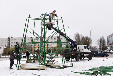 На центральной площади посёлка Лотошино перед зданием администрации округа начали устанавливать главную ёлку