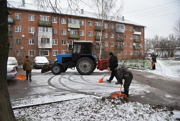 Сотрудники «Благоустройства» очистили от снега дворы, парковки и проезды улицы Микрорайон посёлка Лотошино