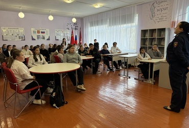 Сотрудники Госавтоинспекции провели беседы со школьниками