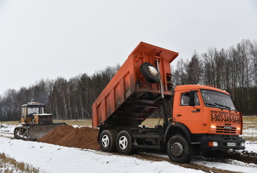 Дорогу от деревни Щеглятьево до местного кладбища отсыпают щебнем