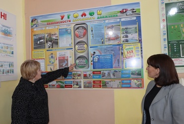 Партийцы проверили уголок безопасности в Ошейкинской школе