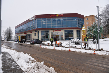 Ограждение на тротуаре монтируют в центре Лотошино