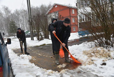 Коммунальщики почистили тротуары и дворы посёлка Новолотошино от снега