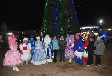 В Лотошино зажгли огни на главной ёлке округа