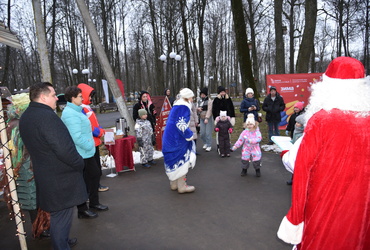 В Лотошинском парке зажгли огни на ёлке и начали зимний сезон
