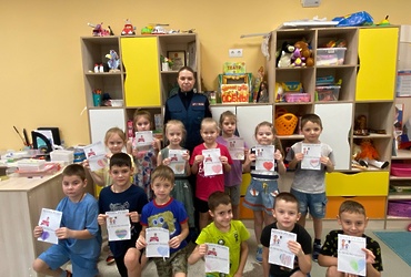 Сотрудники Госавтоинспекции и дошкольники сделали подарки для мам своими руками.