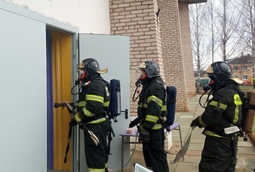 Огнеборцы ГКУ МО «Мособлпожспас» провели пожарно‑тактическое занятие в Доме культуры Лотошинского округа