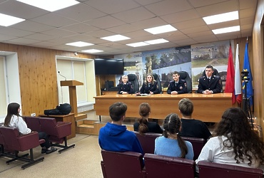 Сотрудники ОМВД России «Лотошинский» организовали и провели экскурсию для детей