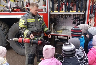 Огнеборцы ГКУ МО «Мособлпожспас» рассказали о своей профессии дошколятам из Лотошино