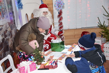 Лотошинская резиденция Деда Мороза принимает гостей: здесь можно написать Дедушке письмо и научиться делать варежки