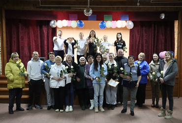 Лотошинские партийцы поздравили мам с праздником