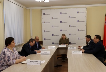 📝 Традиционное оперативное совещание и важные события в администрации округа