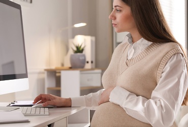  Беременность и работа: можно ли выйти на работу после начала декрета?