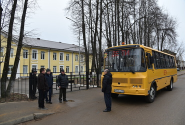 В Лотошинскую СОШ №2 поступил новый автобус для перевозки детей